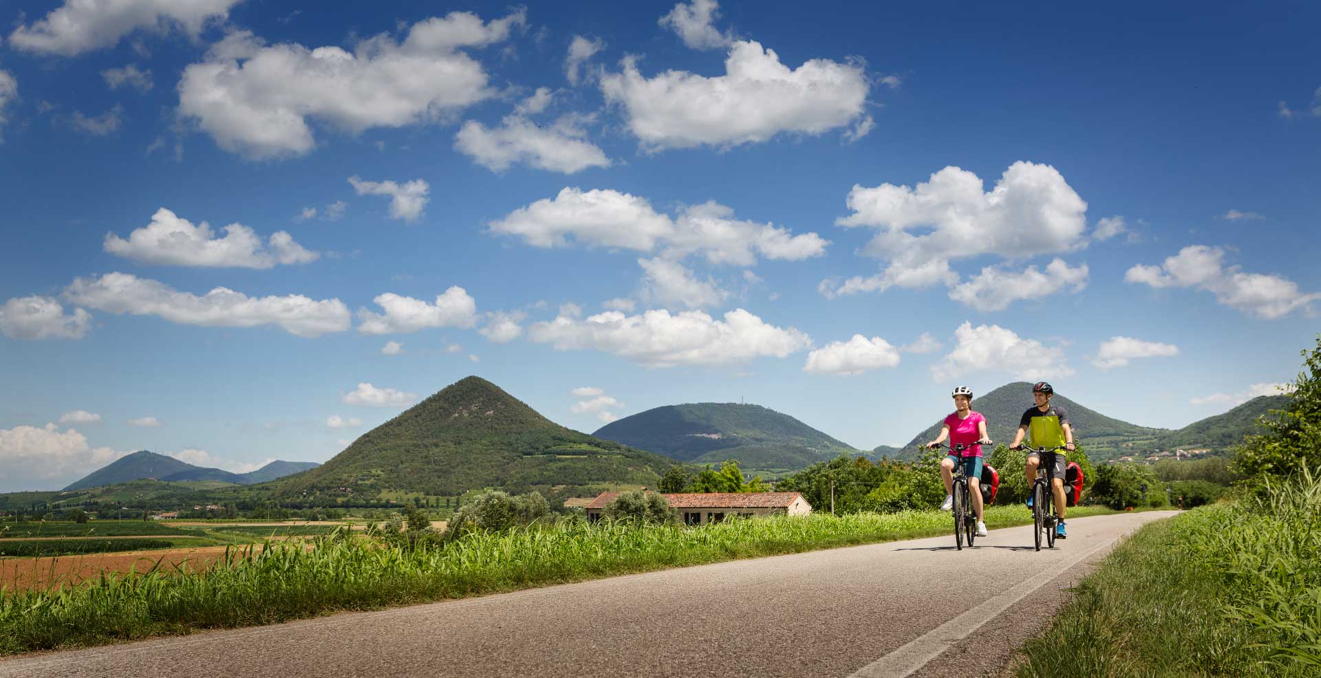 Percorso outdoor con due persone in bici tra i Colli Euganei