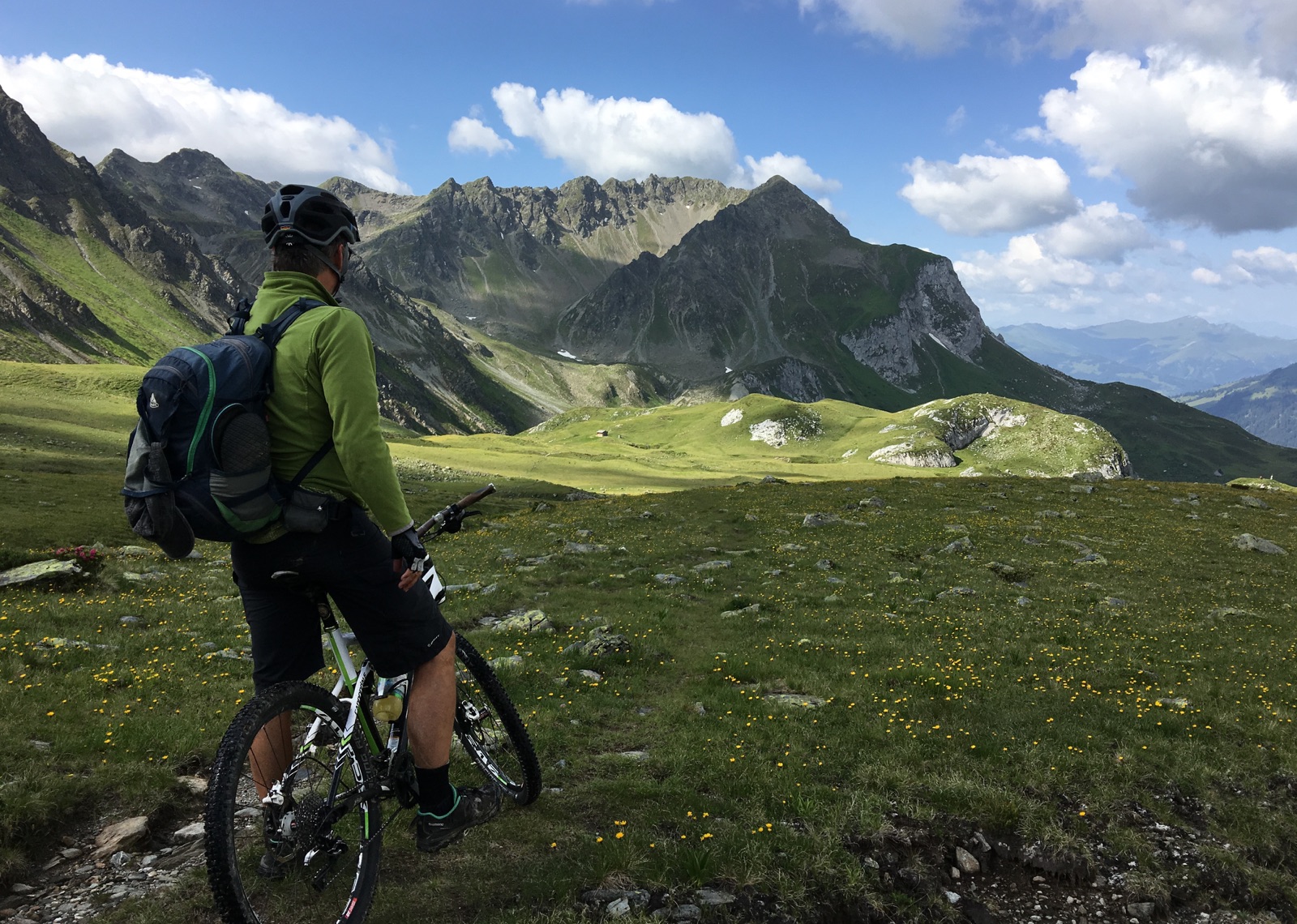 Percorso outdoor con due persone in bici tra i Colli Euganei